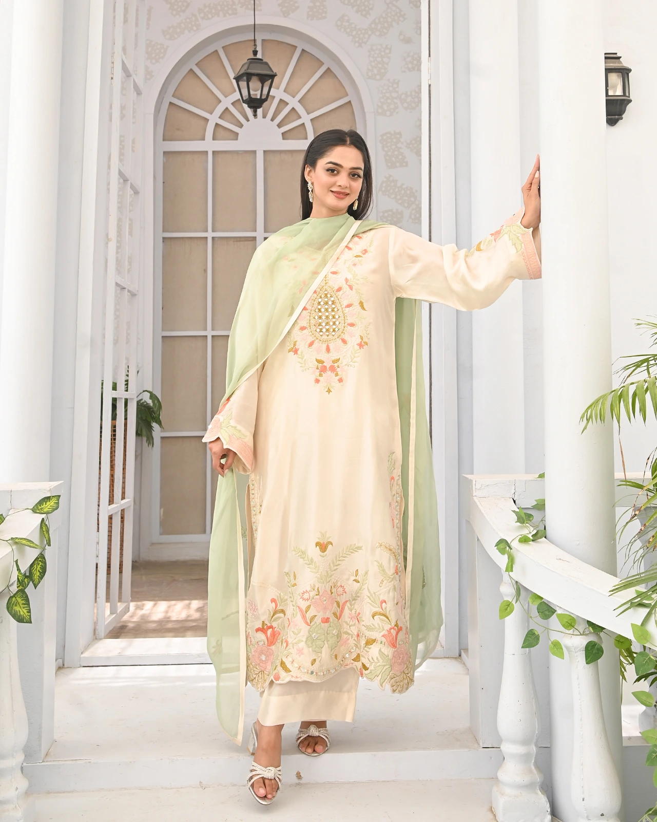 00005 Ivory Elegance - Image 1